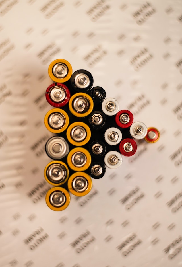 Quelles différences entre une pile alcaline et saline ? - the-triforce.com